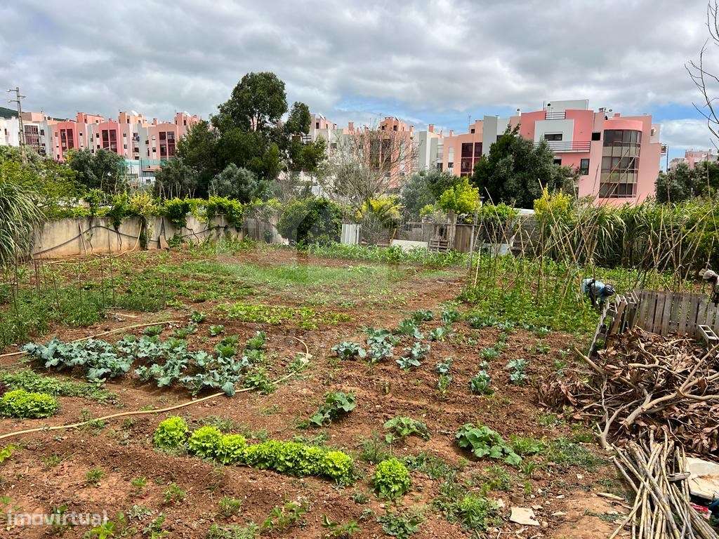 Terreno urbano com 1008,85 m², localizado em Vialonga - Grande imagem: 4/4