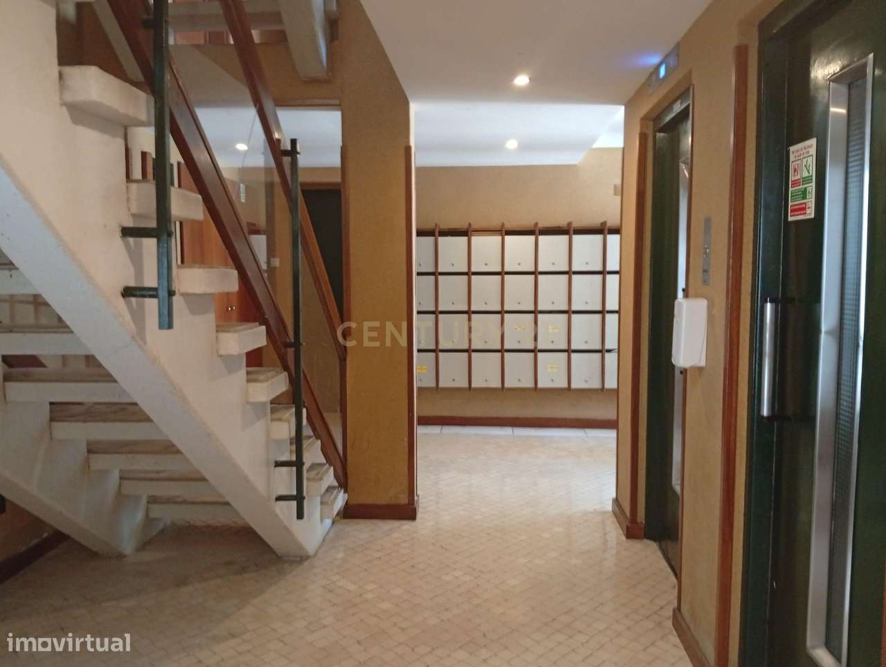 Apartamento T2 completamente remodelado na prestigiada e tranquila zon-17