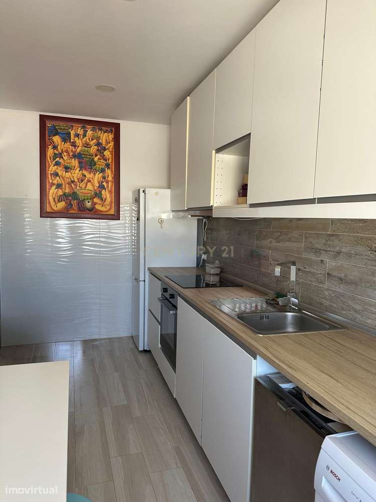 T2 Semi-Remodelado na Cova da Piedade - Excelente Localização!-2