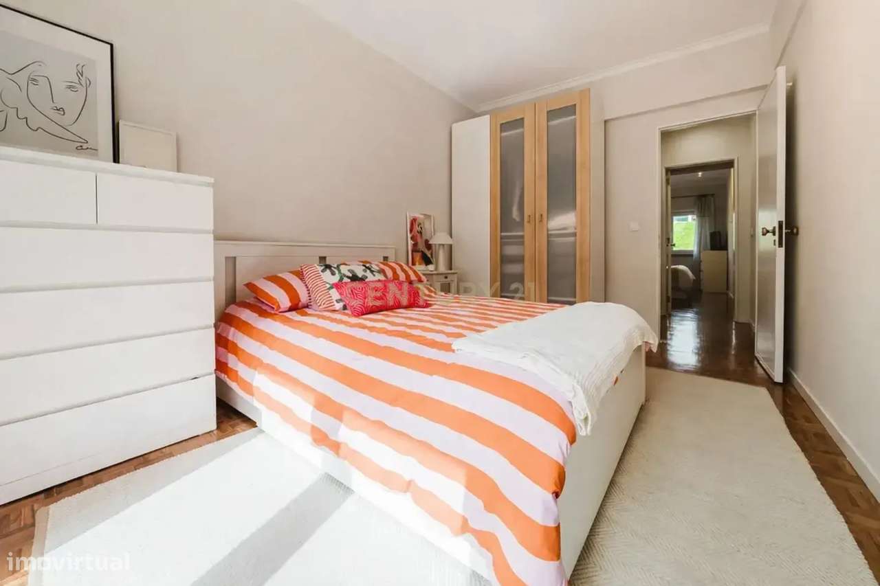 T4 luminoso com varanda ampla a 5 minutos da estação de Monte Abraão-10