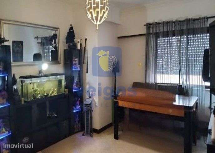 Fantástico T2 Renovado, na Av. da Liberdade – Monte Abraão-11