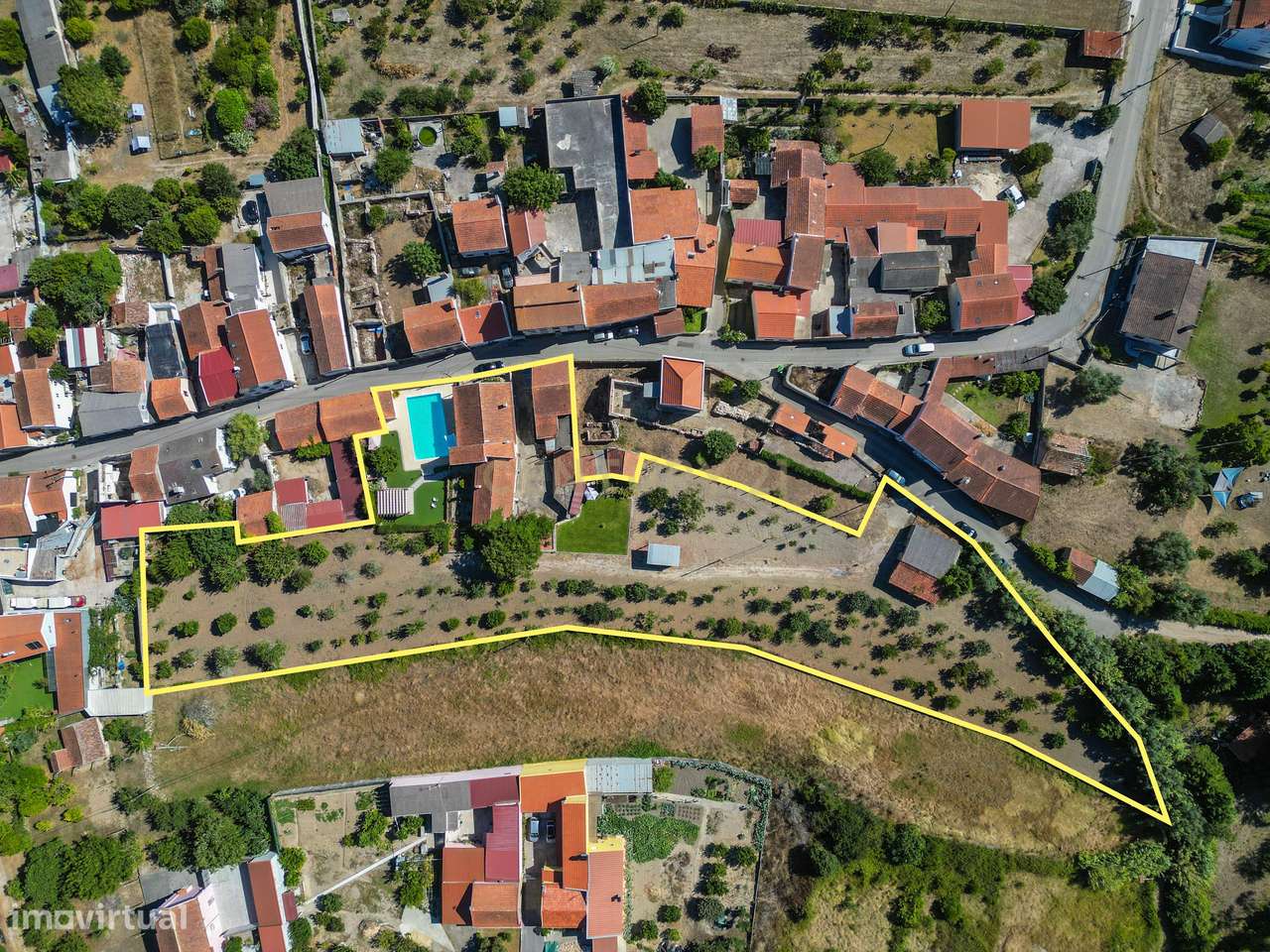 Propriedade com duas casas de habitação, piscina e terreno rústico com - Grande imagem: 2/60