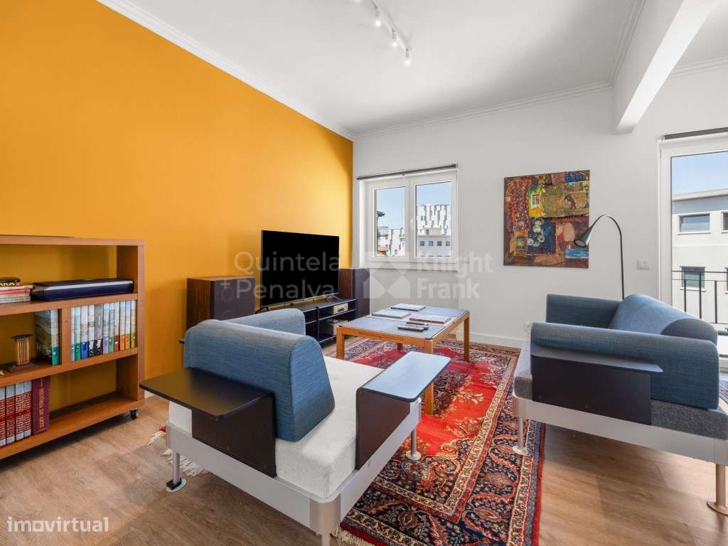 Apartamento T2 renovado com varanda em Arroios-5