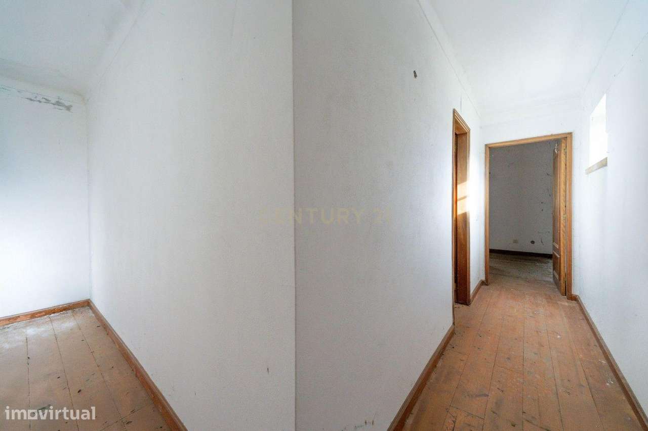 Moradia de dois pisos de tipologia T4 com terreno-27