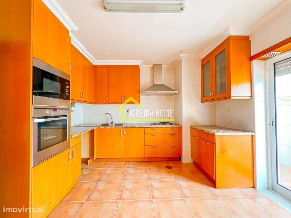 T4 na cidade em excelente estado com garagem-5