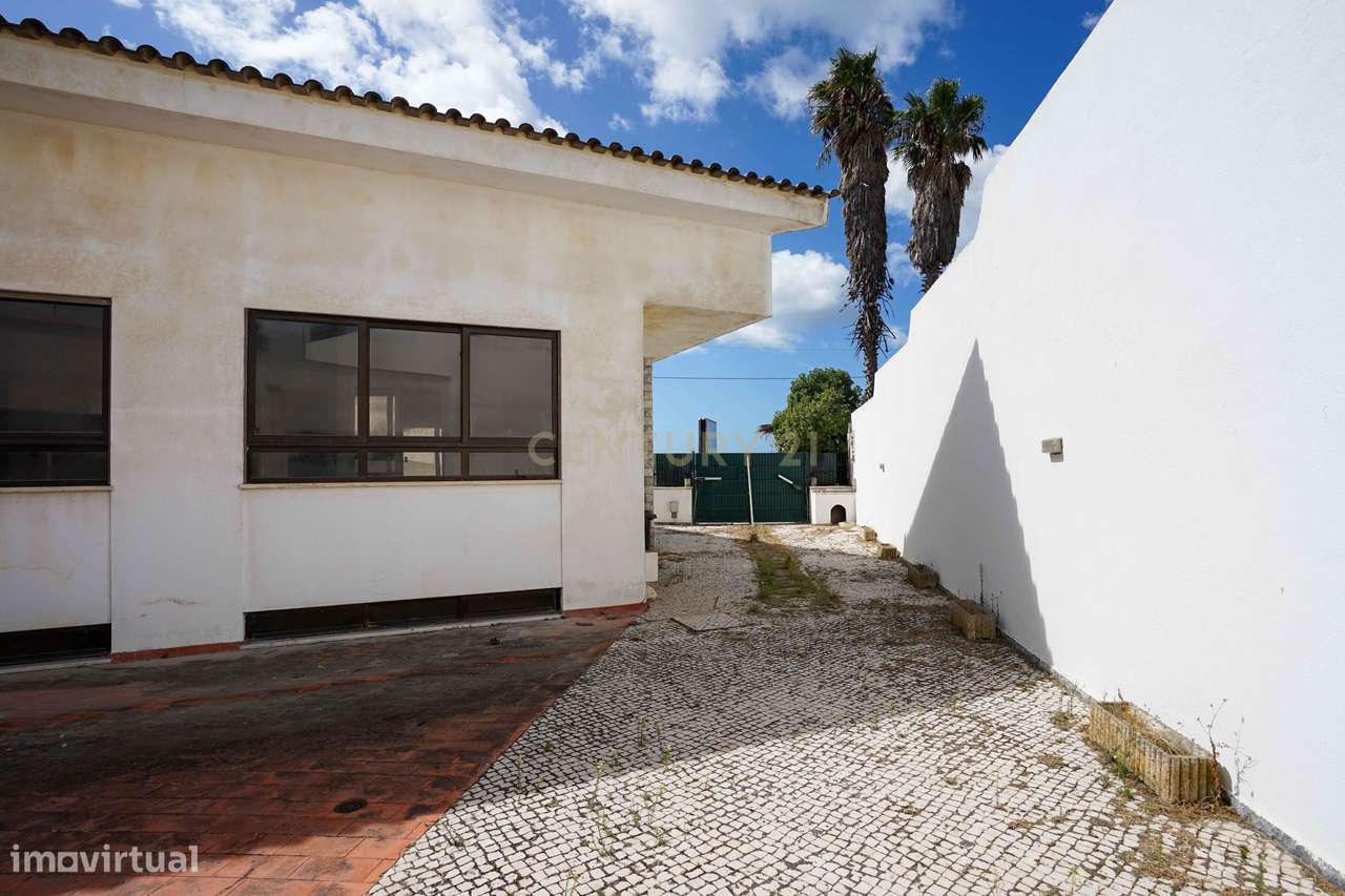 Moradia para remodelação total em Parede com Vista Panorâmica para o M-17