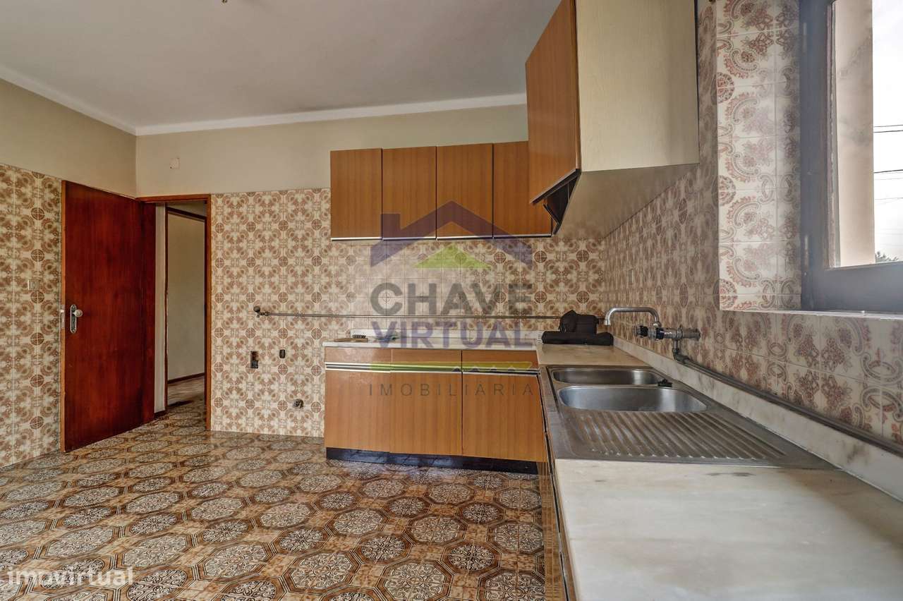 Moradia V3 com Terreno Urbano e Garagem - Seixal, Lourinhã-29