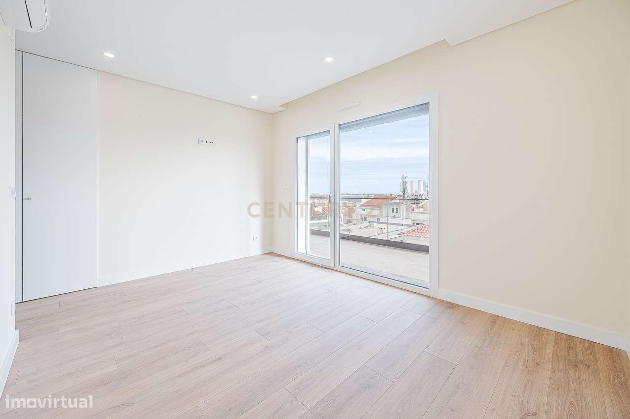 Moradia T4+1 Contemporânea com Piscina-51