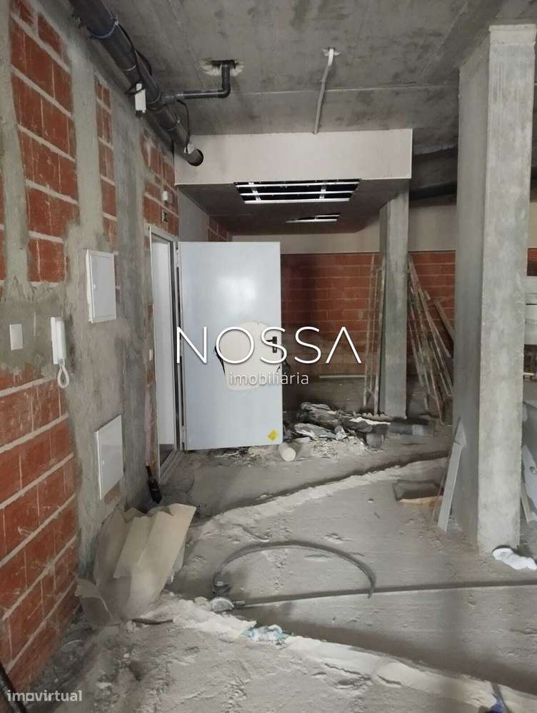 Espaço de serviços com processo de alteraçao para habitação em curs... - Grande imagem: 5/14