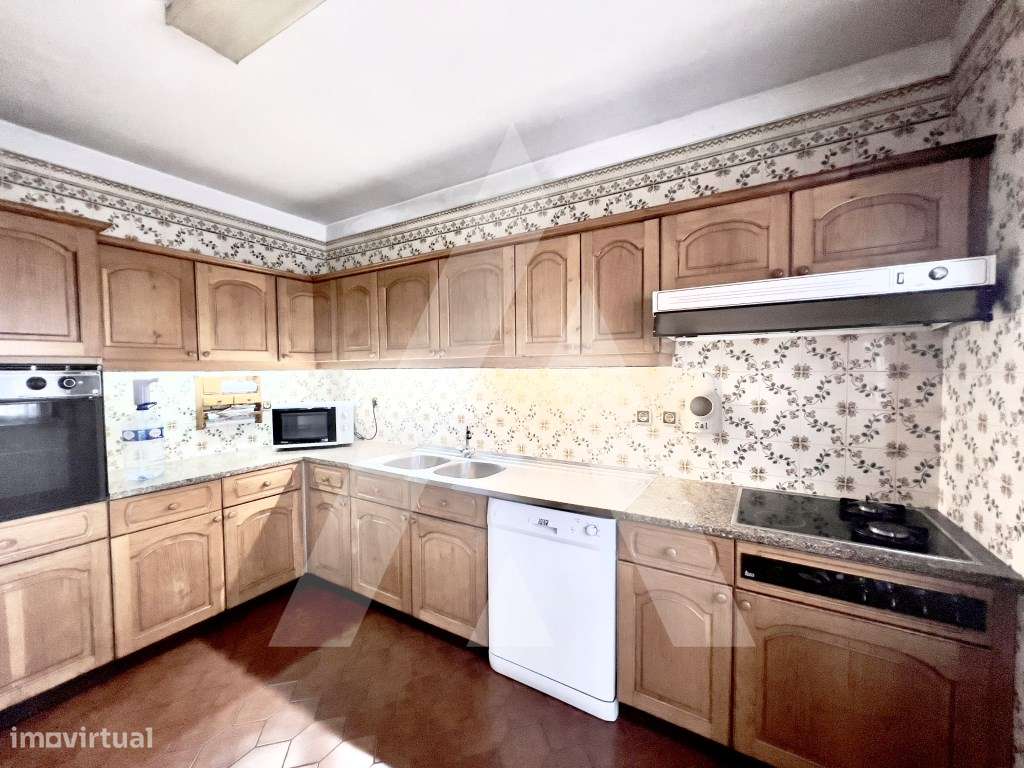 Apartamento T4 Duplex no centro de São João da Madeira-13