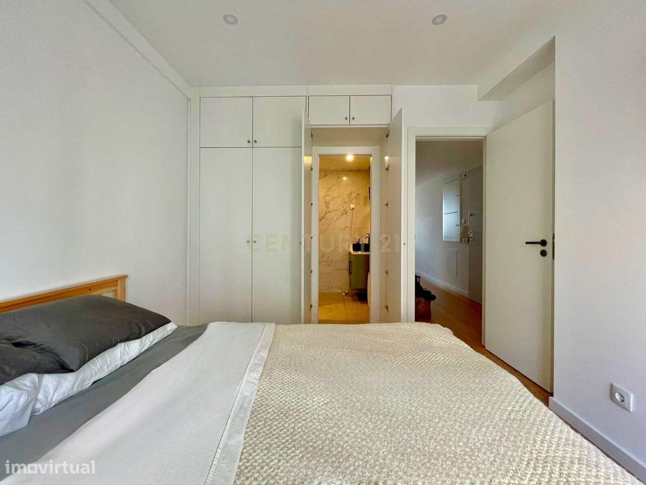 Apartamento T2 com Varanda em Localização Privilegiada-5