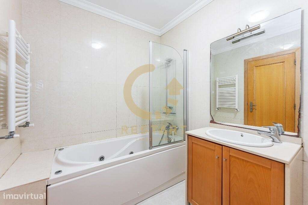 Apartamento T3 com excelente exposição solar, box fechada e junto ao m-46