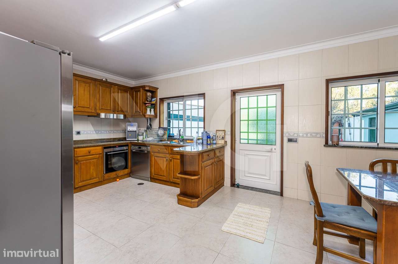 Moradia T4 com pátio, jardim e garagem em Covelas - Trofa-19