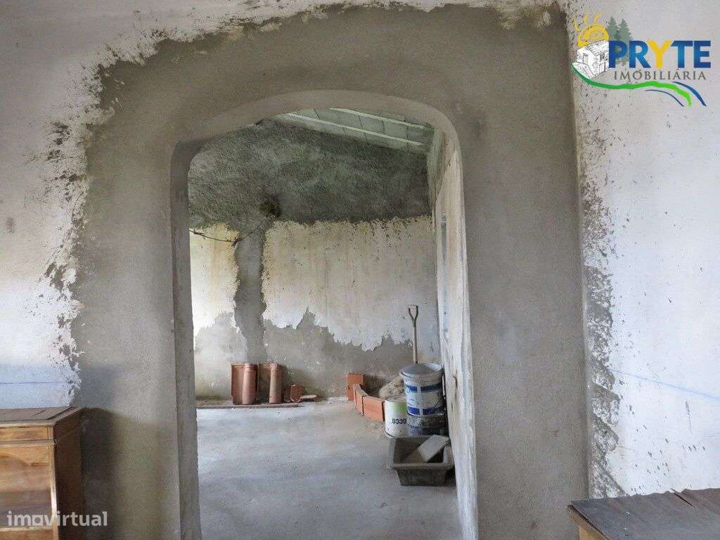 Moradia para recuperar situada a alguns minutos da Vila Sertã - Grande imagem: 4/20