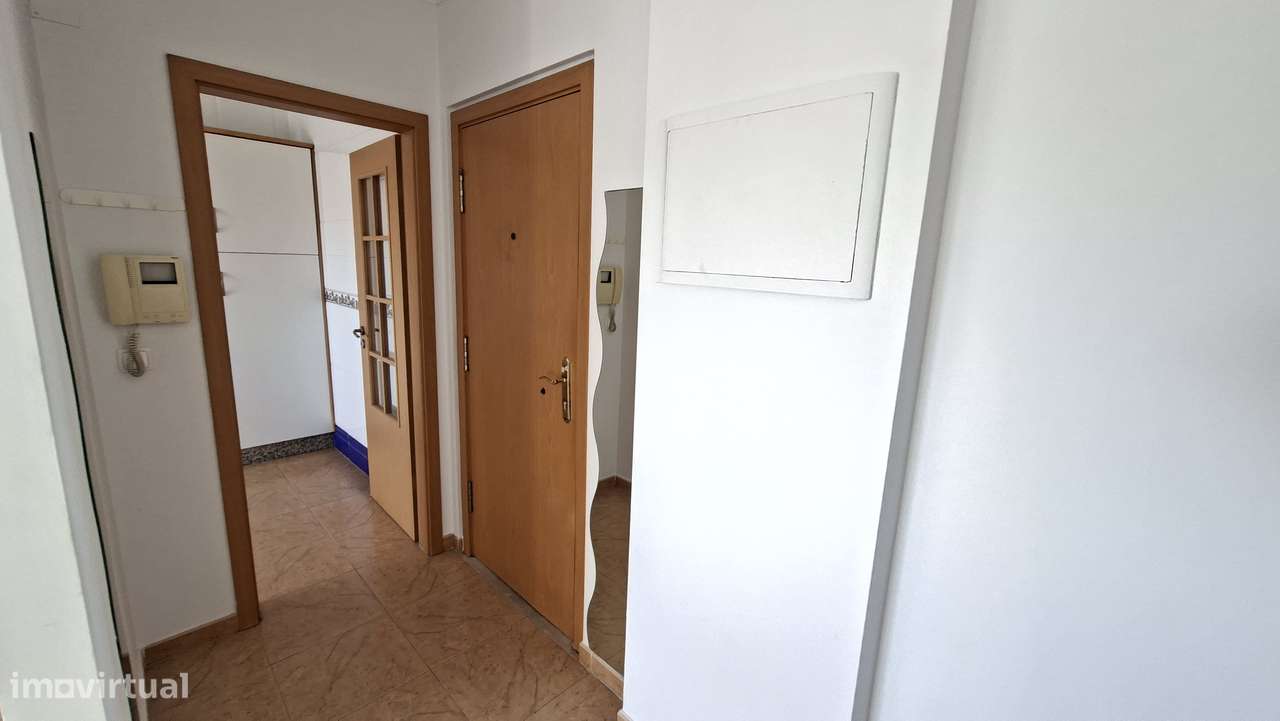 Apartamento T2 com 74m², Arrecadação e Estacionamento no Carregado-5