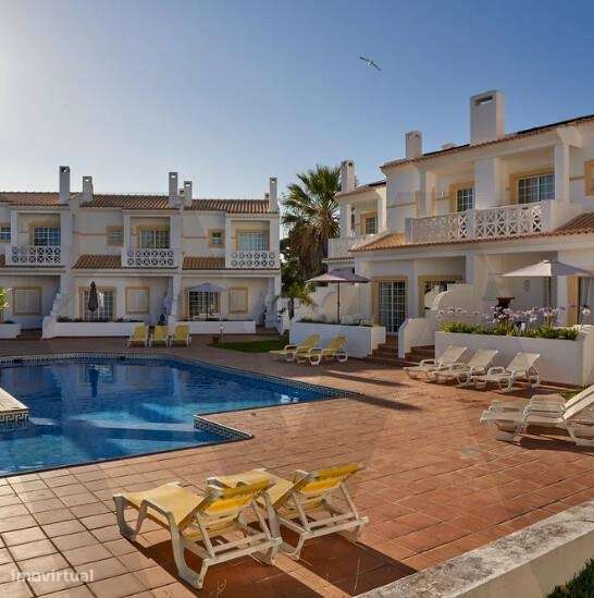 Moradia Geminada com Licença AL e Piscina em Condomínio Exclusivo – Qu-12