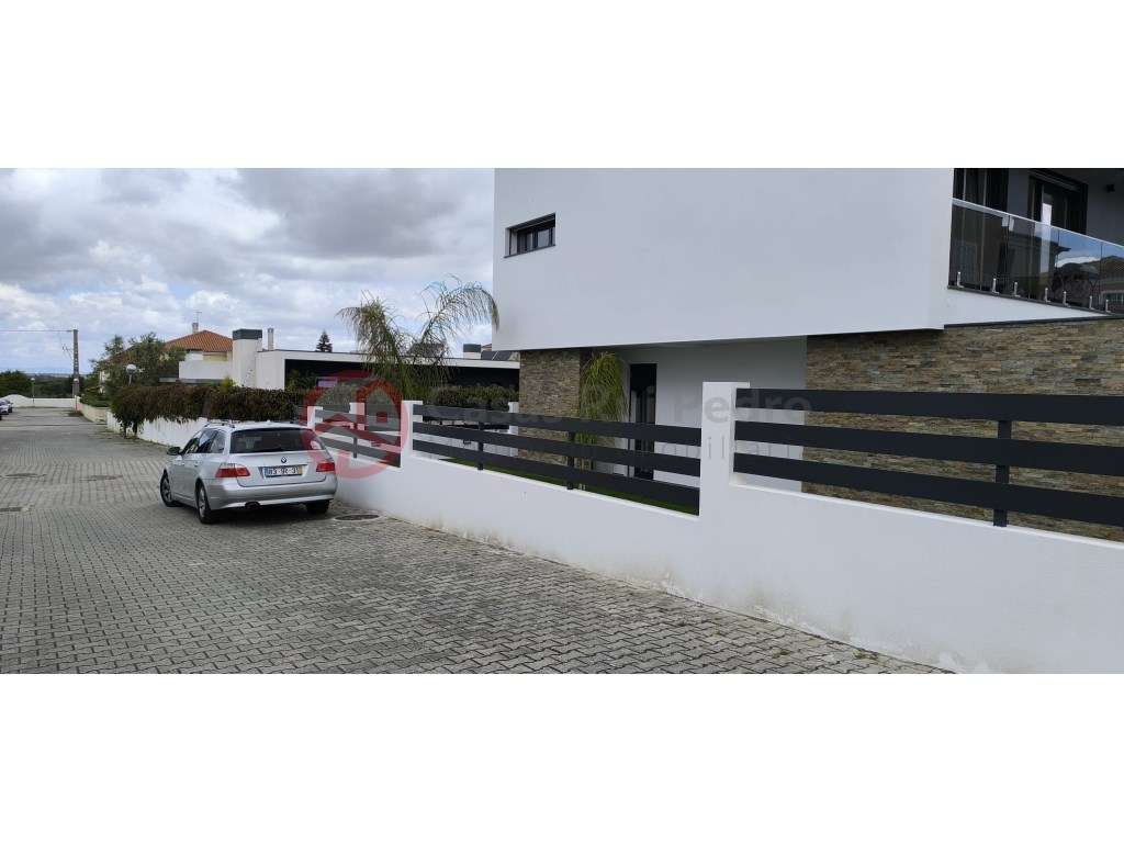 Moradia Isolada de dois pisos T4 com Piscina e Pérgula, Azeitão - Grande imagem: 4/60