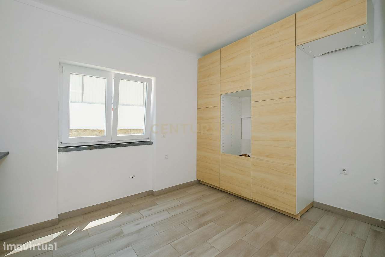 Moradia T4 Renovada no Estoril | Conforto, Espaço e Excelente Localiza-8