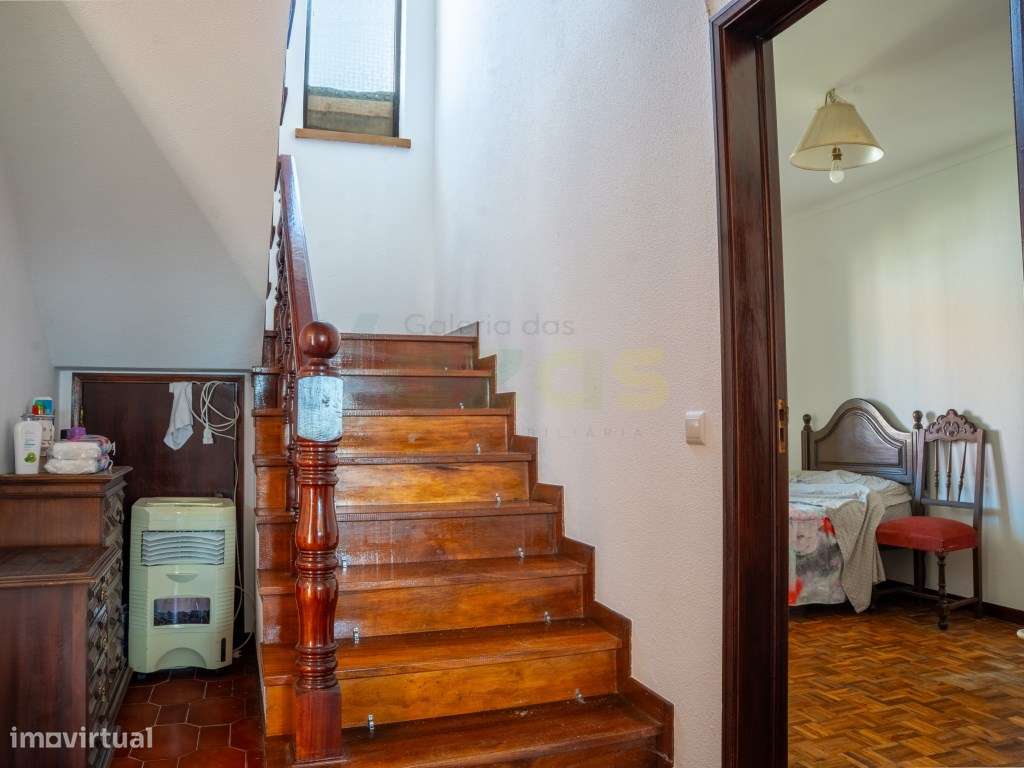 Moradia Usada T4, em banda, na Nazaré.-12