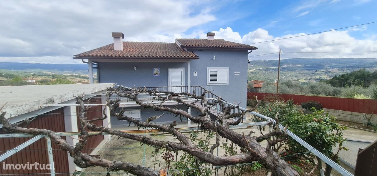 Excelente casa, espaçosa, com água própria, aquecimento, vidros duplos