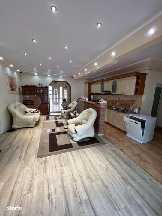 Proprietate de exceptie cu casa spatioasa, piscina si teren generos - Imagine principală: 2/10