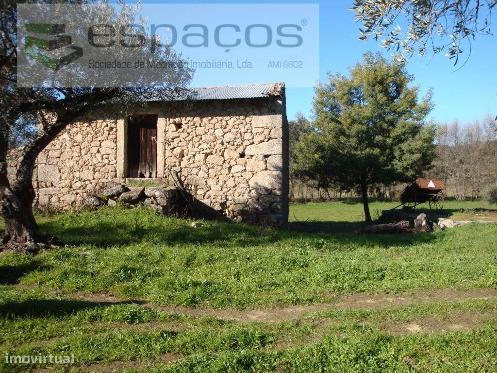 Quinta com construção rural a confinar com rio - Grande imagem: 5/41