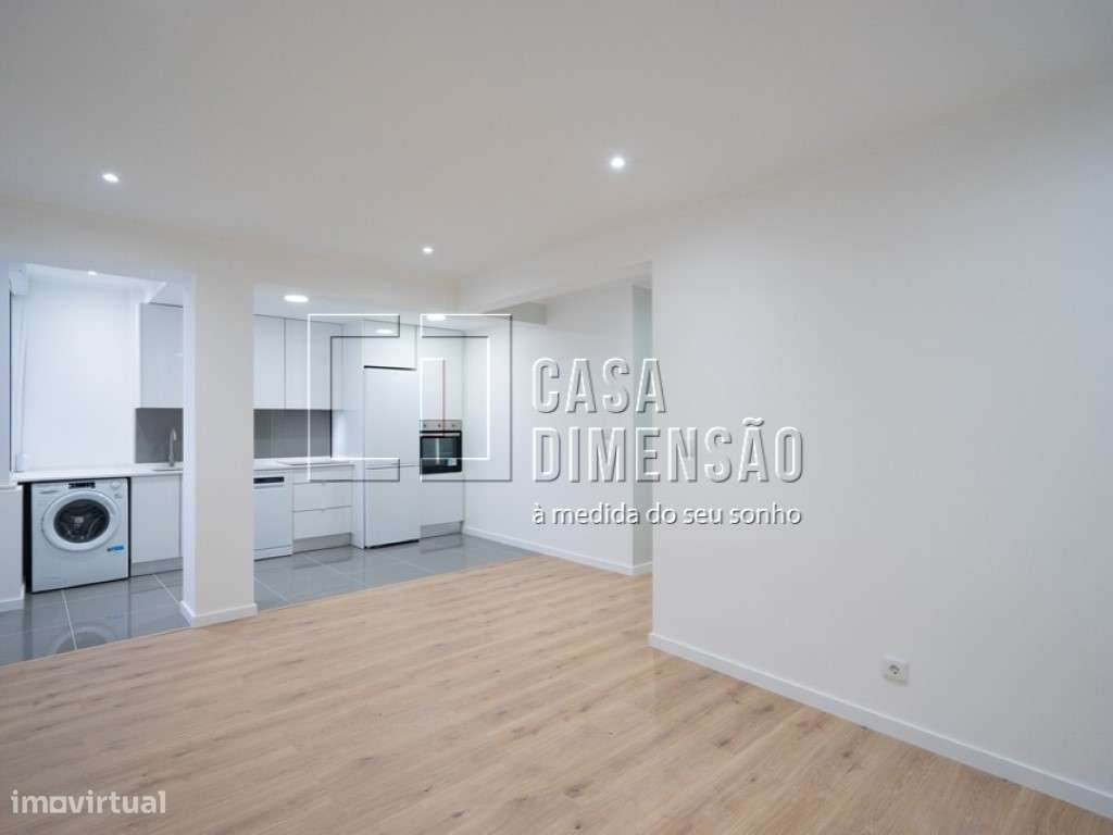 Apartamento T3, em fase de remodelação, localizado na Amadora. Uma ...-7