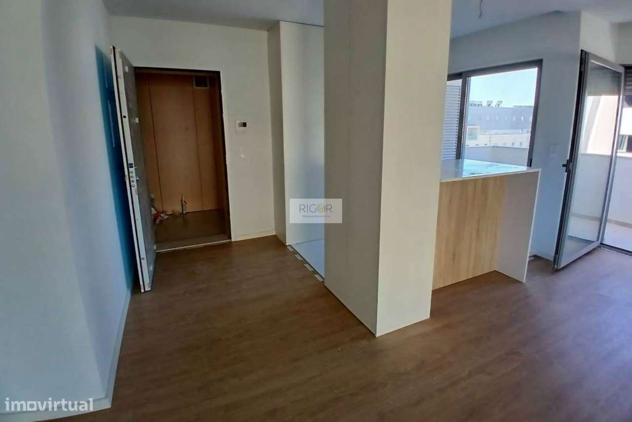 Apartamento T3 novo com varanda à Santa Rita, pronto a habitar-9
