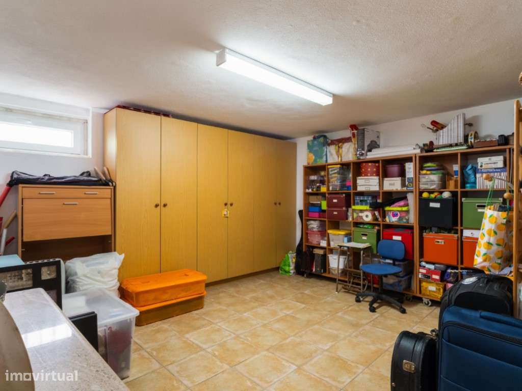 Moradia T4+1 localizada no bairro do 'Casal Novo'.-32