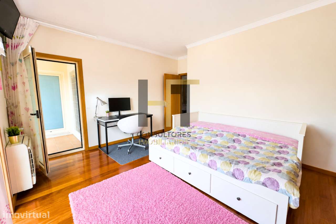 Moradia T3 | 4 Frentes | Piscina, Suite c/ Closet, Garagem 3 Carros |-18