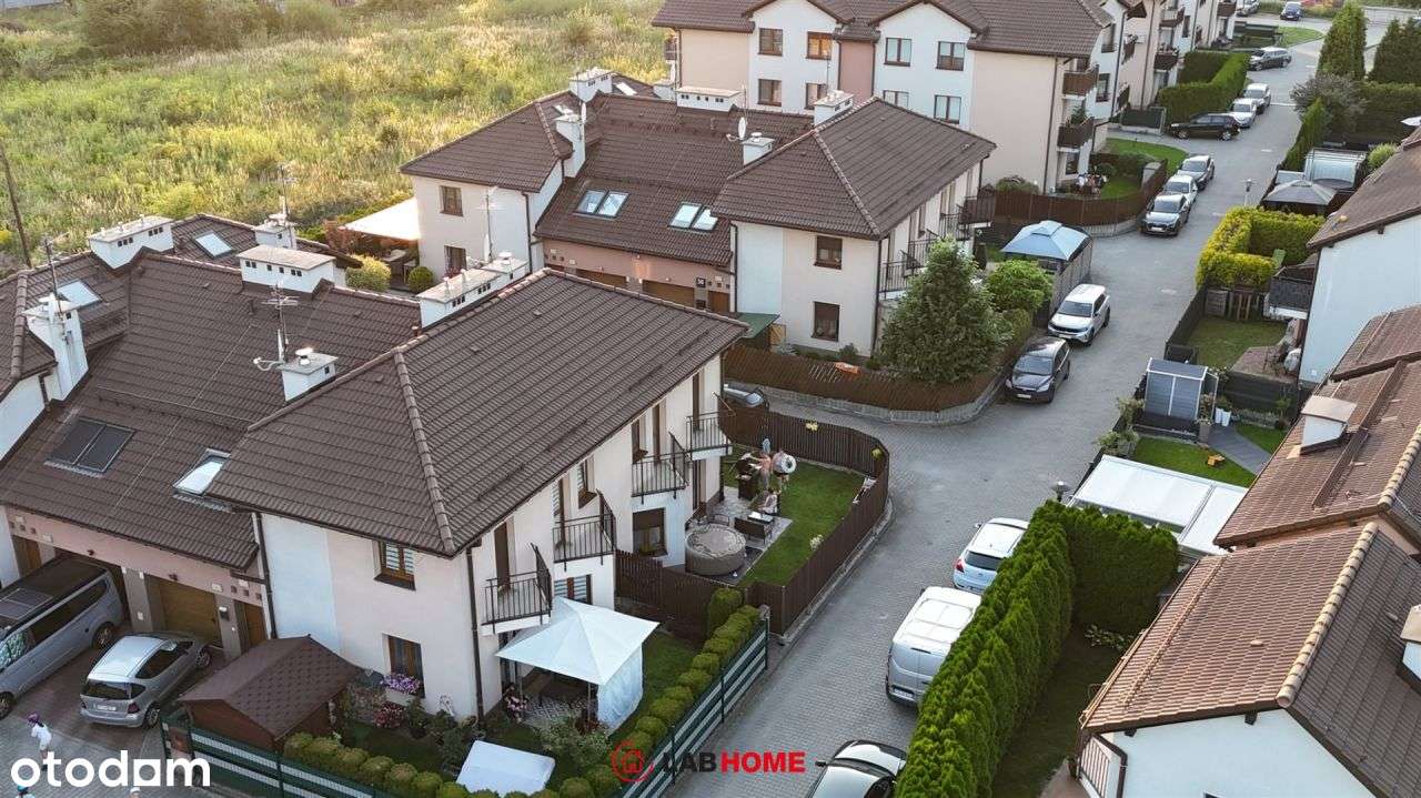 Komfortowy bliźniak blisko pałacowego wzgórza-17