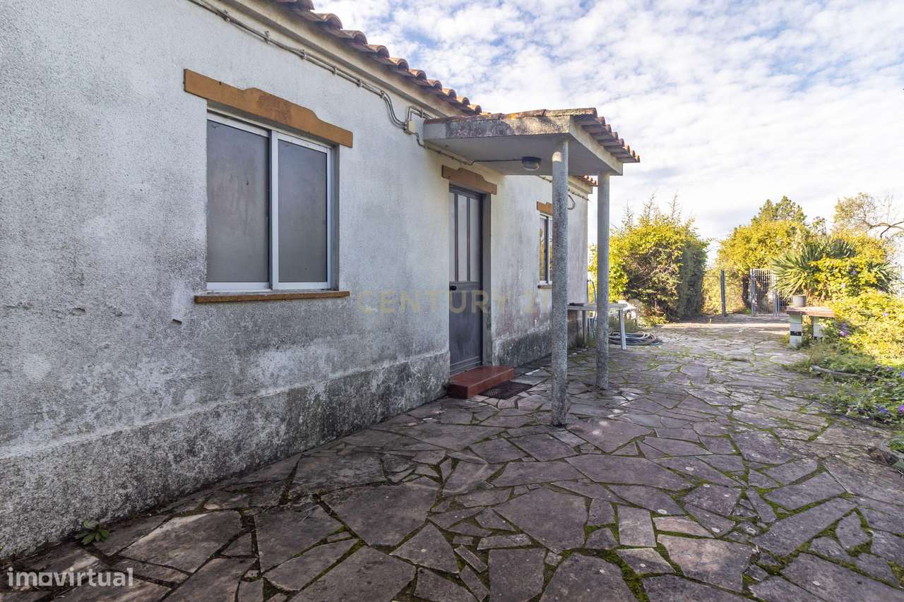 Moradia com construções de apoio, piscina e localização priviligiada-47