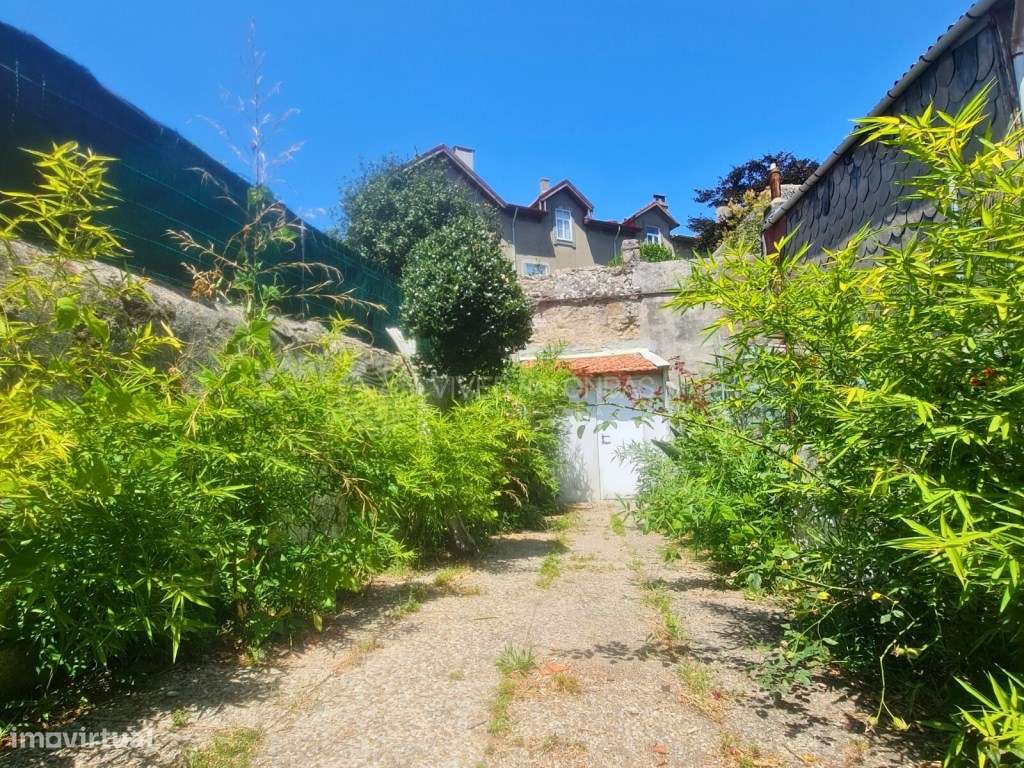 Investimento no Porto - Prédio com 3 pisos, terraço e logradouro - Grande imagem: 2/33