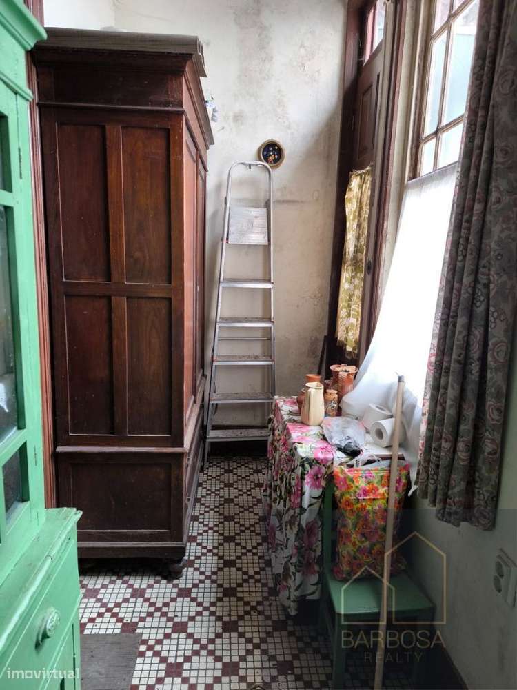 Moradia ANTAS - Av. F. Magalhaes - possivel prédio R/Ch+5! Zona ARU!-20