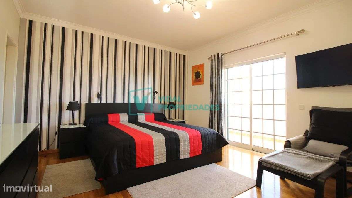 Moradia T7 com piscina e garagem em Loulé-13