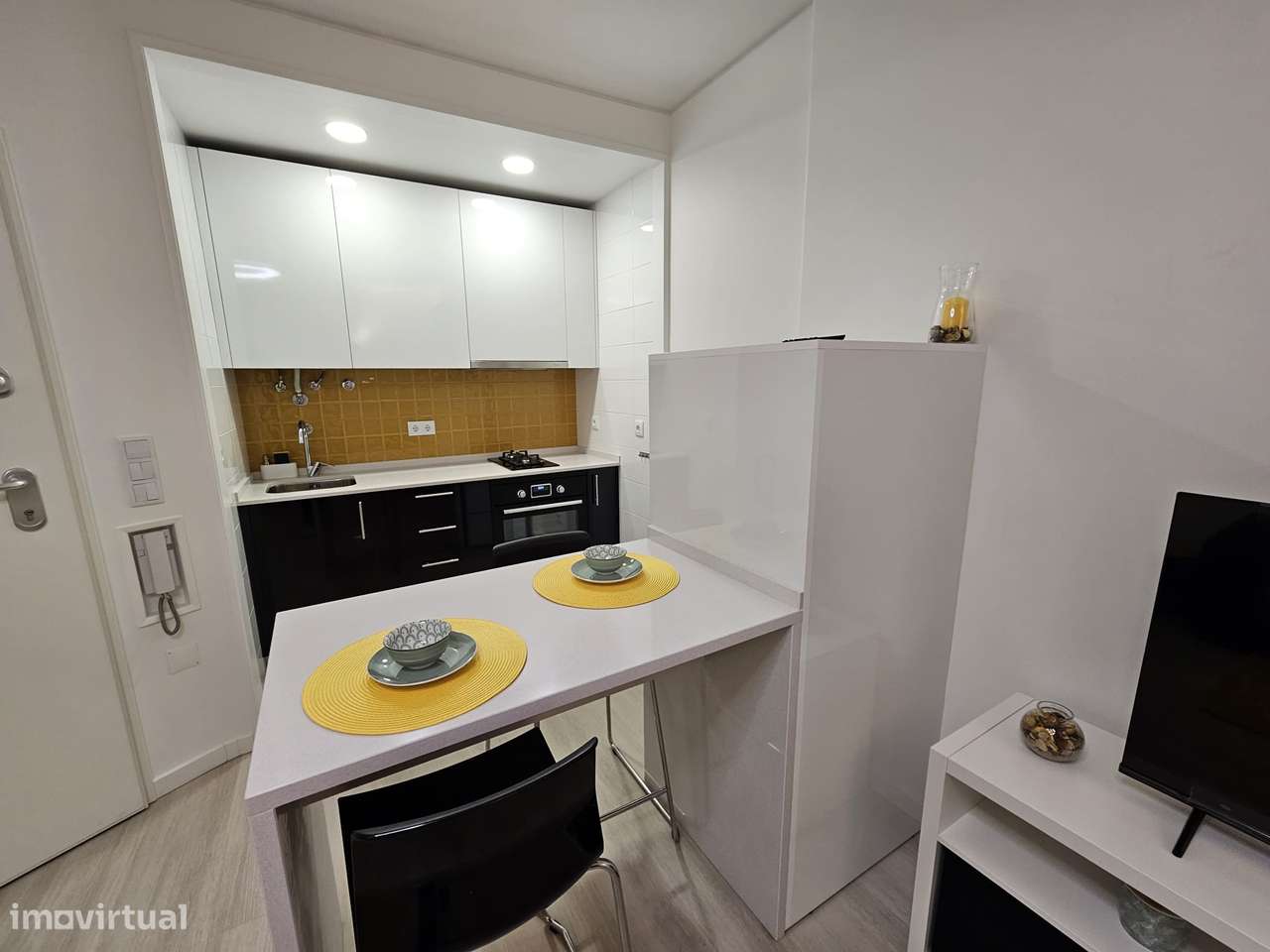 Apartamento T1. Excelente localização, mobilado  com estacionamento. - Grande imagem: 4/14