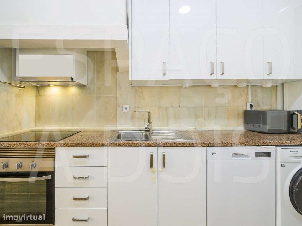 Amadora Centro | T3 Remodelado com 2 Suites e um Fantástico Logrado...-23