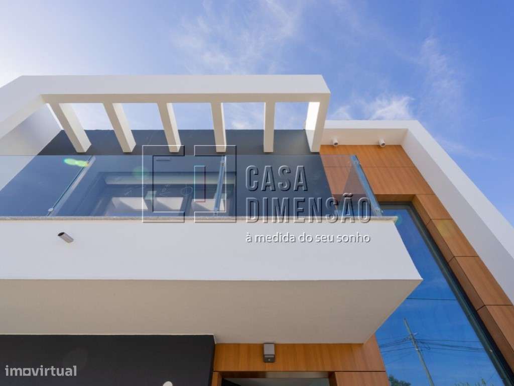 Moradia isolada de tipologia T4 localizada na zona da Charneca da C...-56