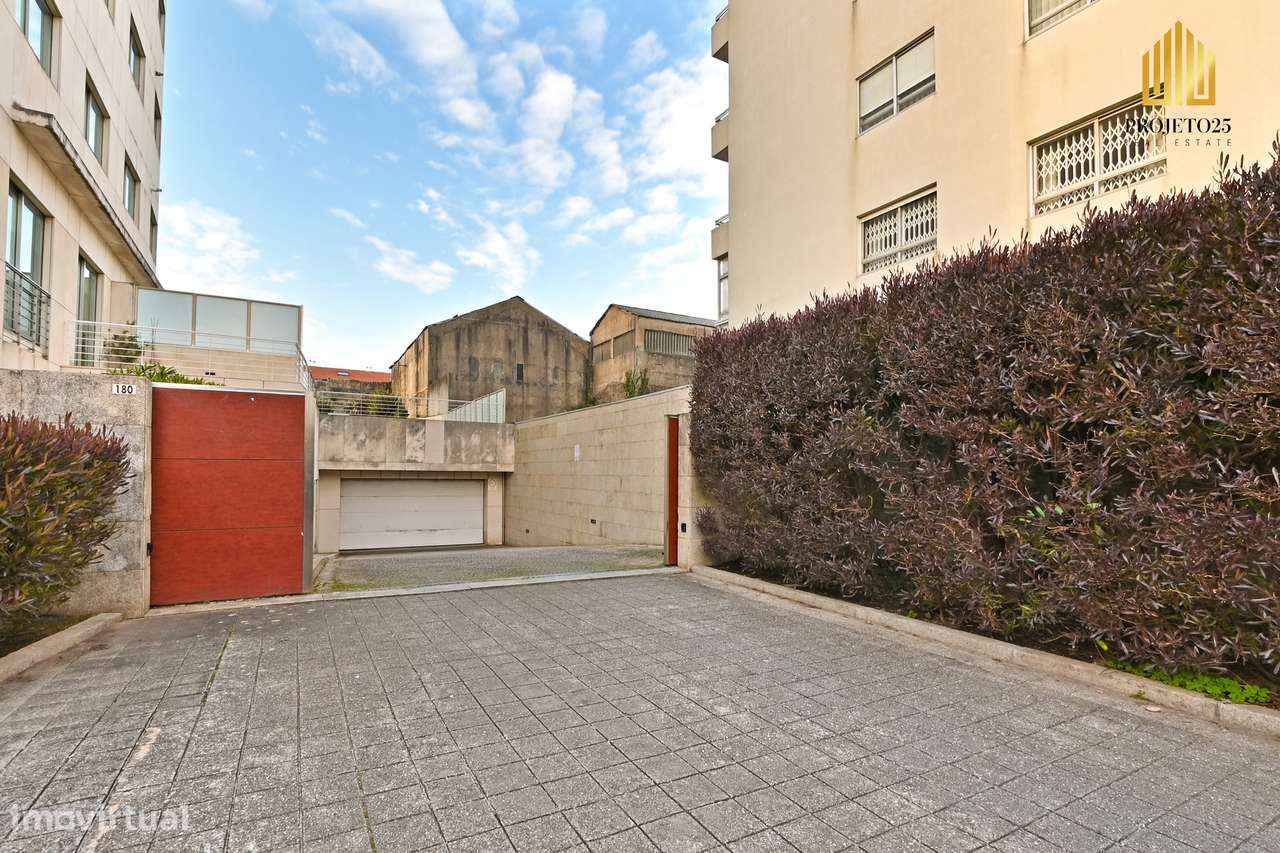 T2 Com Terraço Privativo em Condº Fechado com Piscina Coberta e Jardim-33