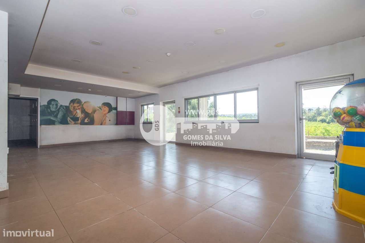 Moradia T3+1 com Espaços Comerciais – Ideal para Viver e Investir-42
