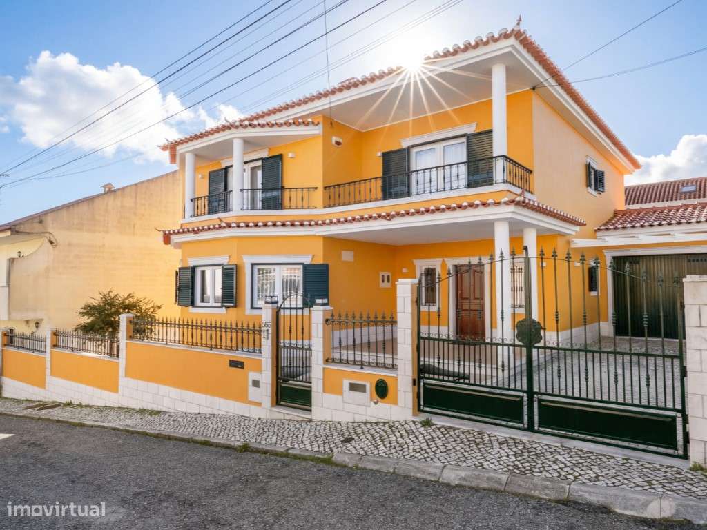 Moradia T4+1 localizada no bairro do 'Casal Novo'.-28