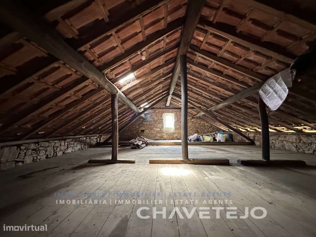 Quintinha com duas casas de campo e uma arrecadação a cerca de 4 km...-13