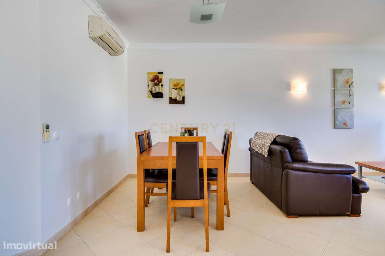 Espaçoso Apartamento T3 no Último Piso com Vista para as Piscinas no O-5