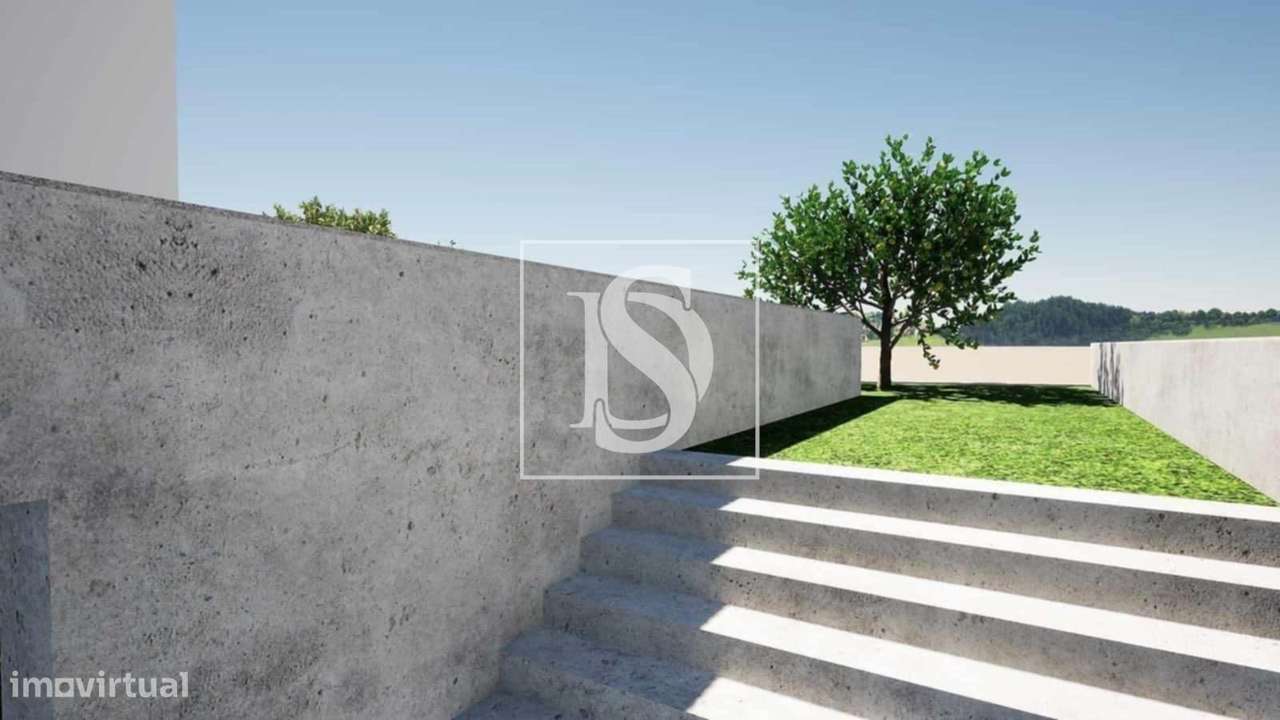 Moradia T4 de três pisos inserido num terreno com 1188m2. Exclente pot-5