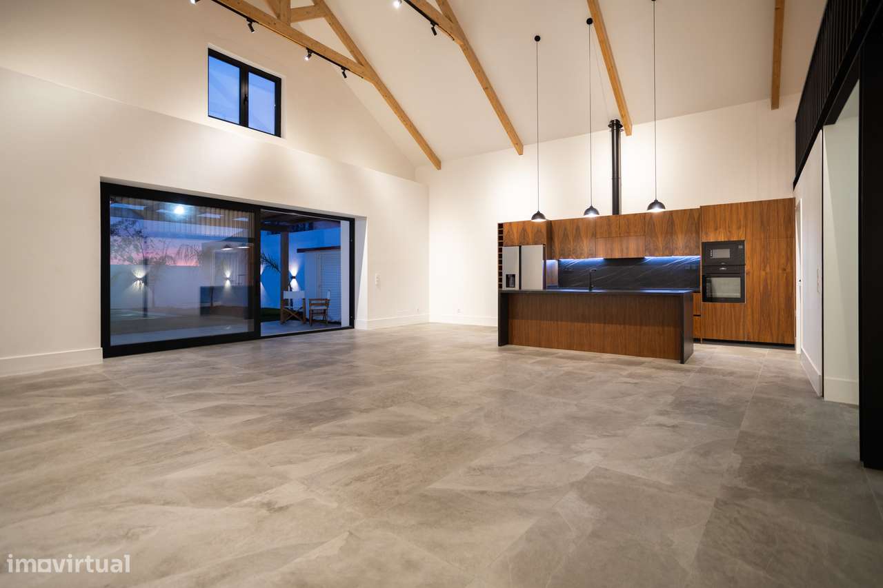 Armazém Convertido num  Loft charmoso com Jardim e Piscina em Sarilhos - Grande imagem: 5/60