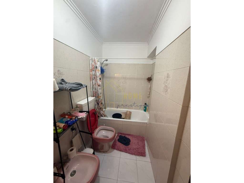 Fantastico T2 com Elevador em Massamá-16