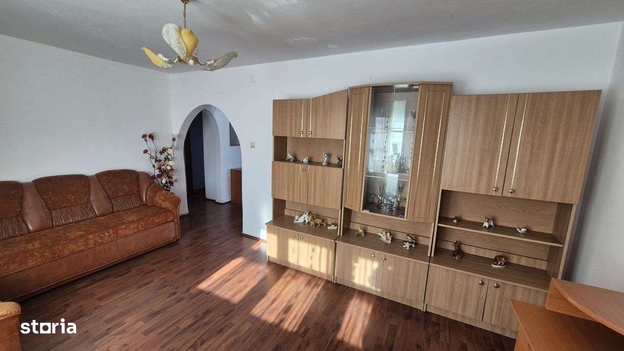 Vanzare apartament 3 camere, et. 2, in Rovinari, str. Plopilor-1