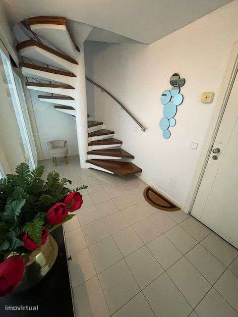 Apartamento T4 Duplex c/ garagem fechada p/ 2 carros.-3