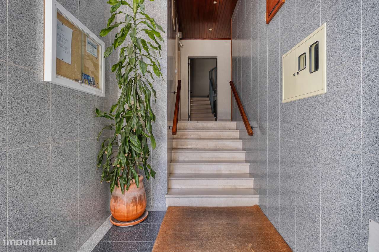 Apartamento T2 com garagem e elevador no Barreiro-15