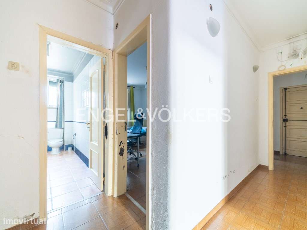 Apartamento para remodelação com estacionamento no Areeiro-8